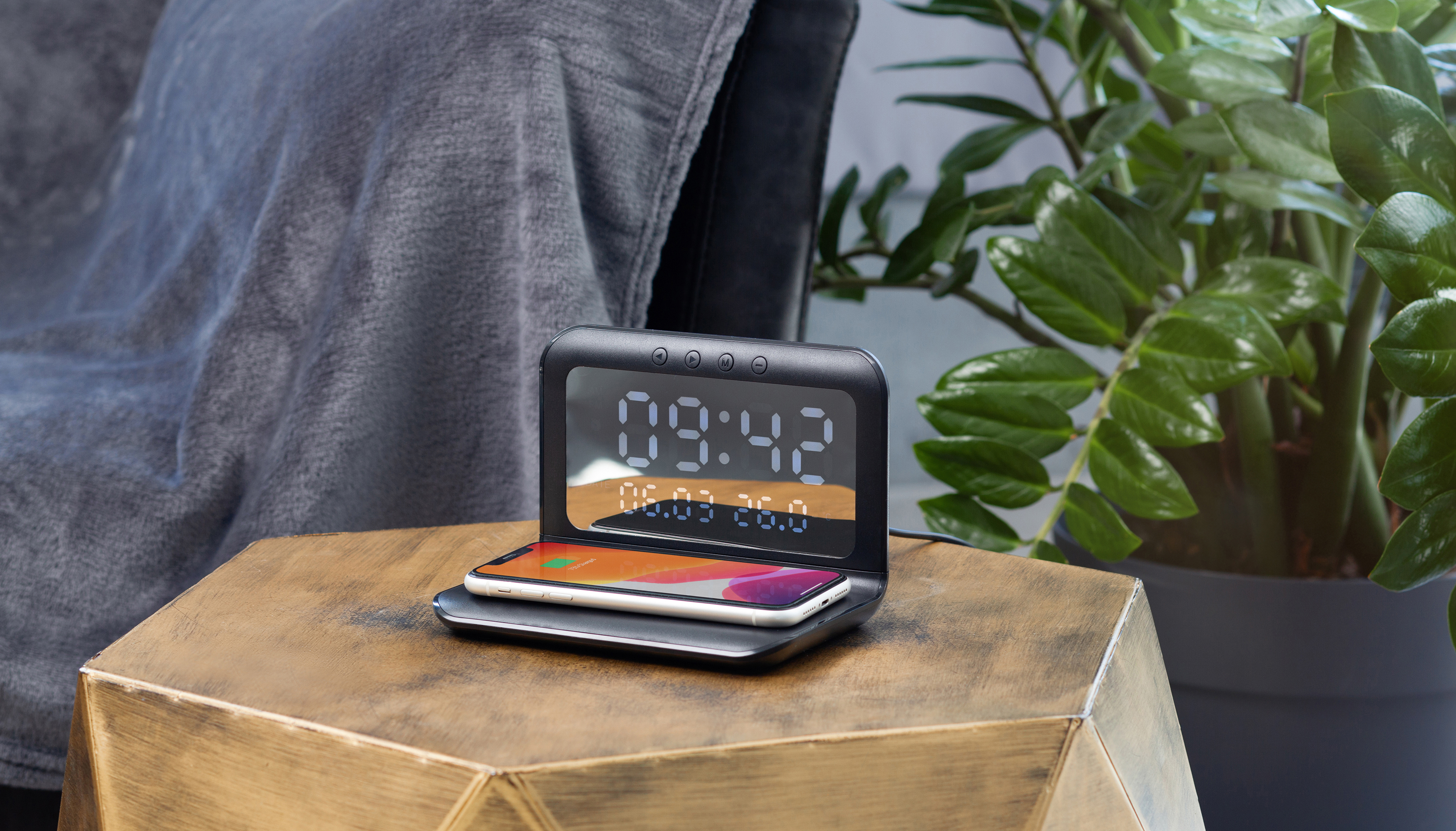 Настольные часы "Smart Time" с беспроводным (15W) зарядным устройством, будильником и термометром, со съёмным дисплеем-1