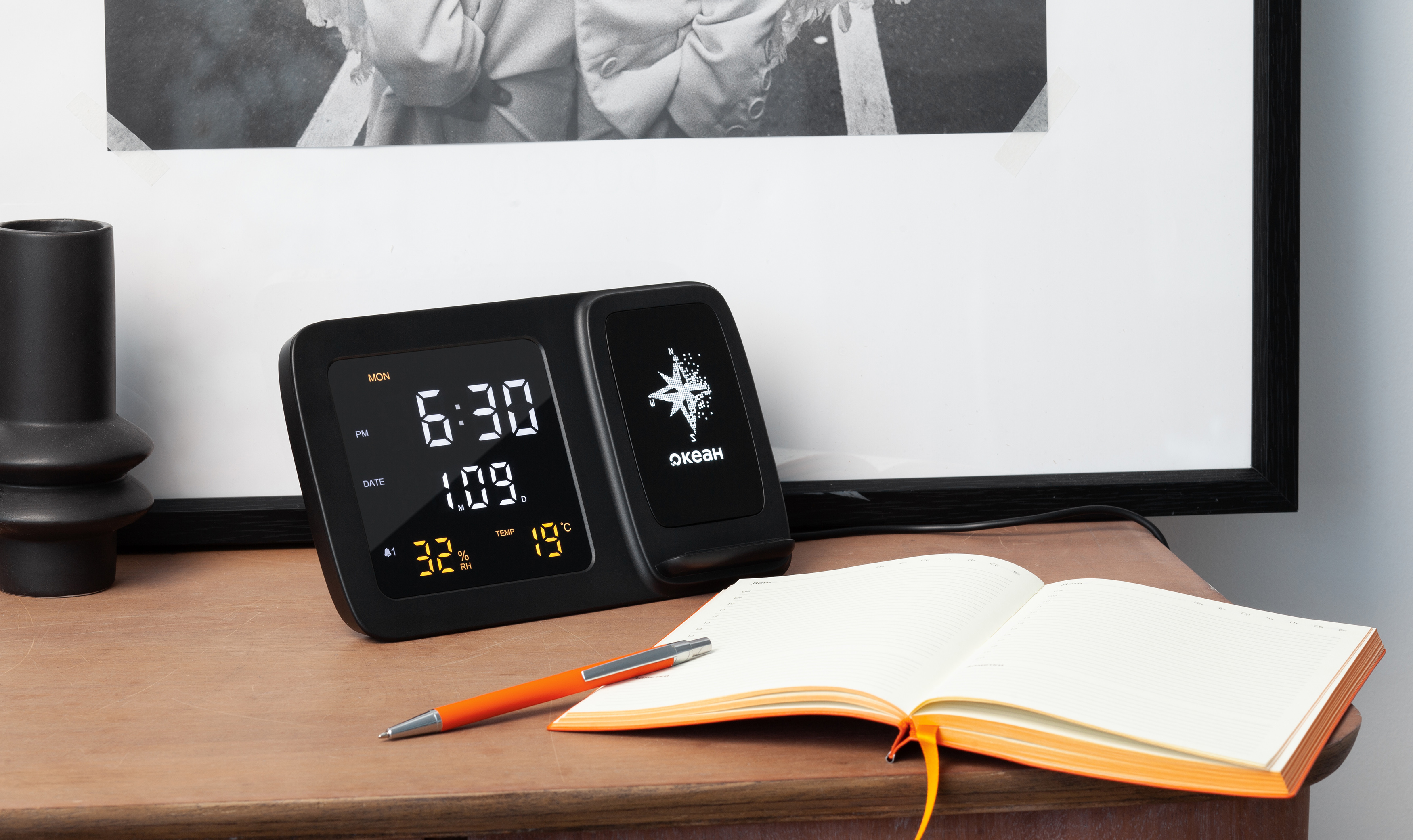 Настольные часы "Smart Screen" с беспроводным (15W) зарядным устройством, гигрометром, термометром, календарём, с подсветкой логотипа-1