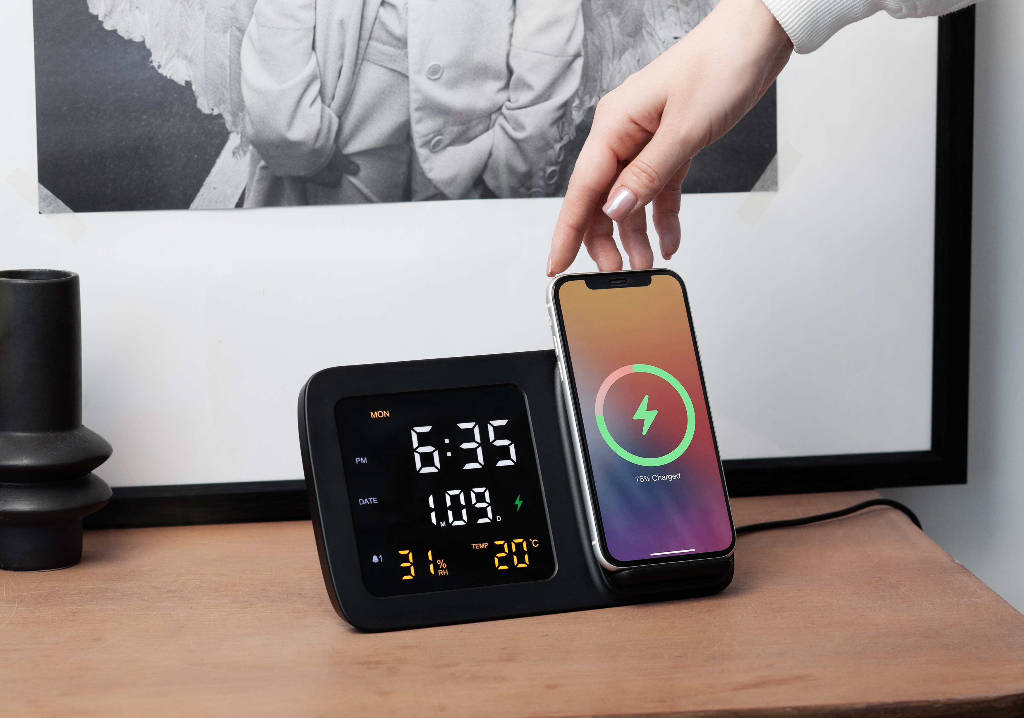 Настольные часы "Smart Screen" с беспроводным (15W) зарядным устройством, гигрометром, термометром, календарём, с подсветкой логотипа-2