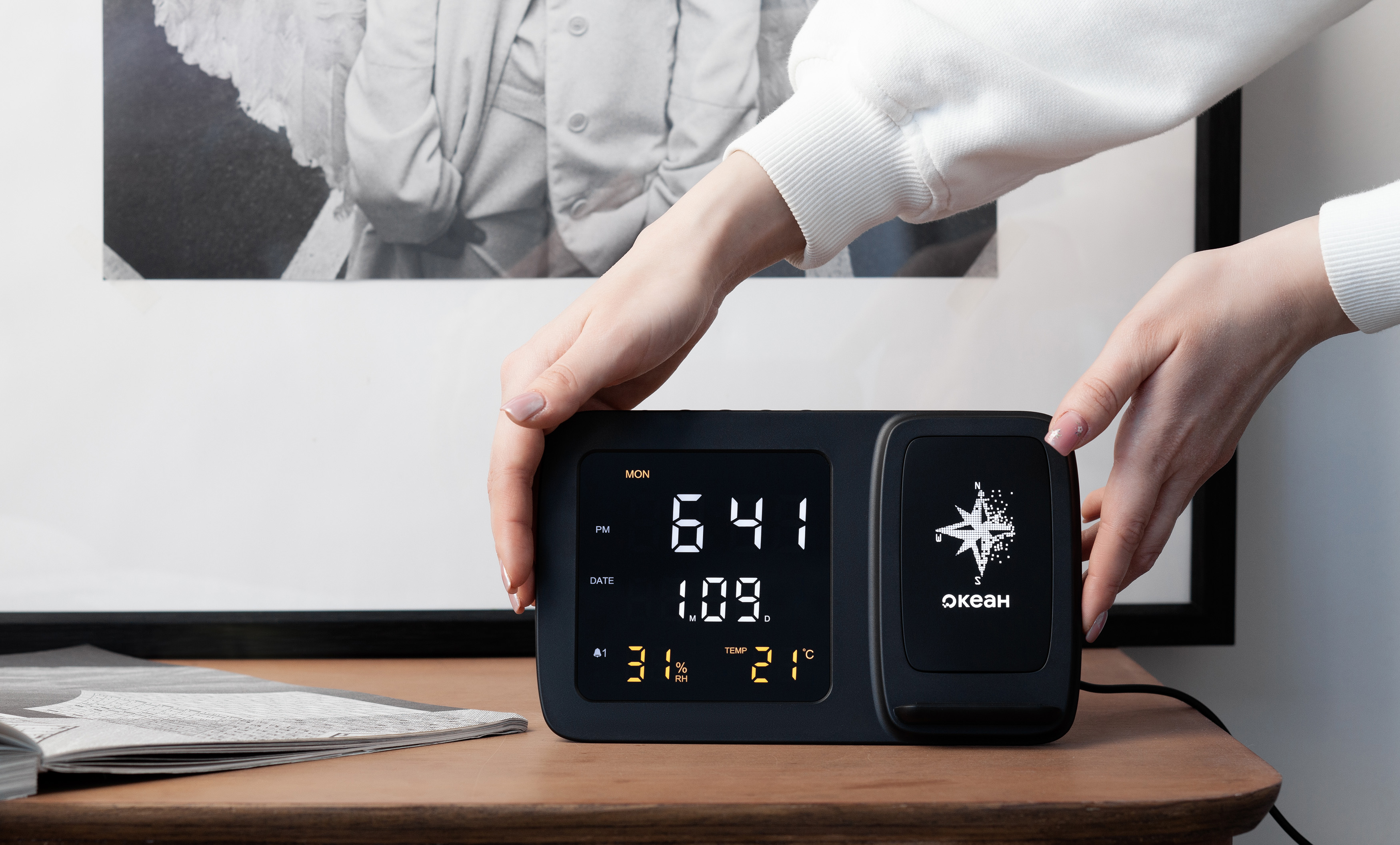 Настольные часы "Smart Screen" с беспроводным (15W) зарядным устройством, гигрометром, термометром, календарём, с подсветкой логотипа-6