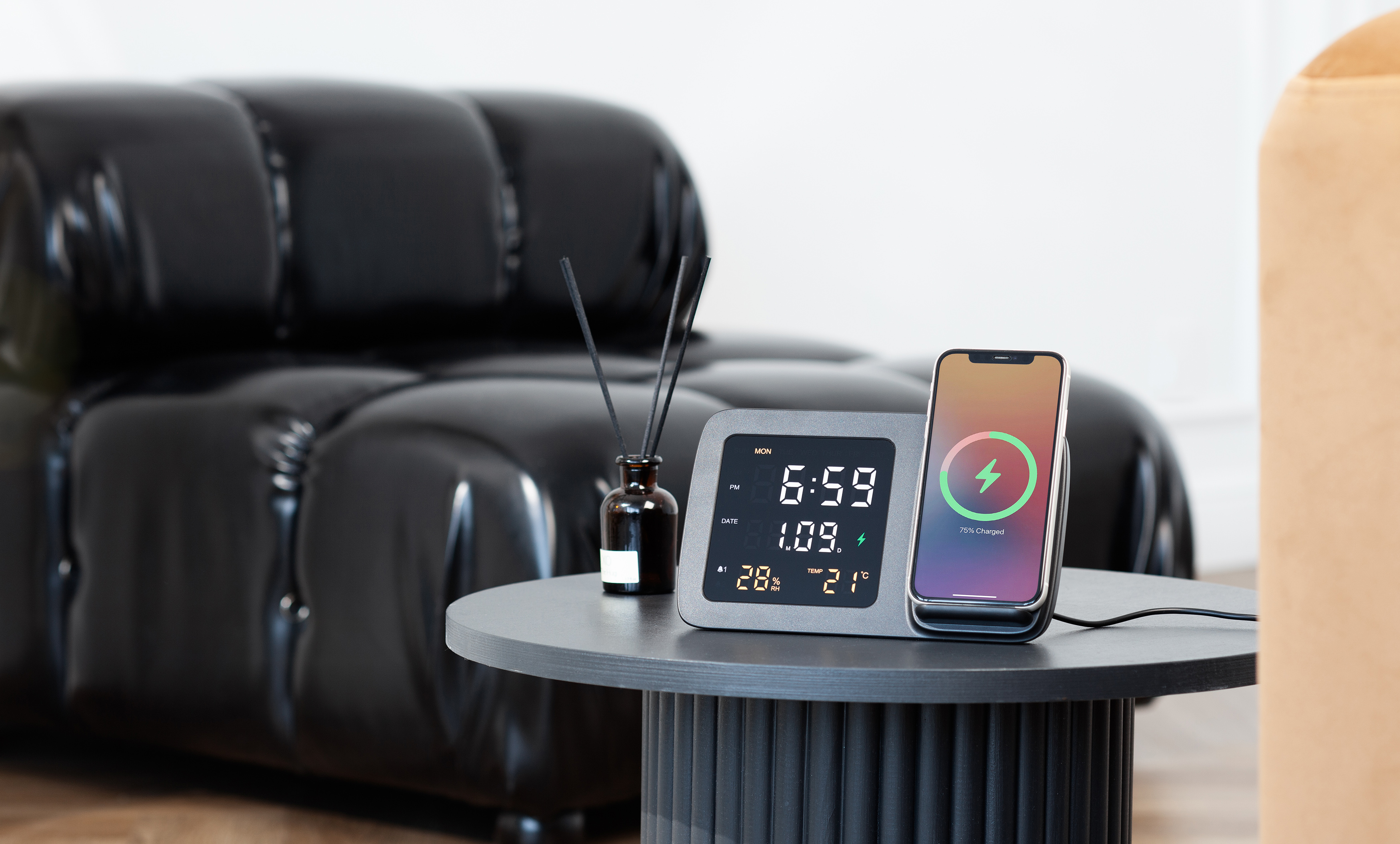 Настольные часы "Smart Screen" с беспроводным (15W) зарядным устройством, гигрометром, термометром, календарём, с подсветкой логотипа-7