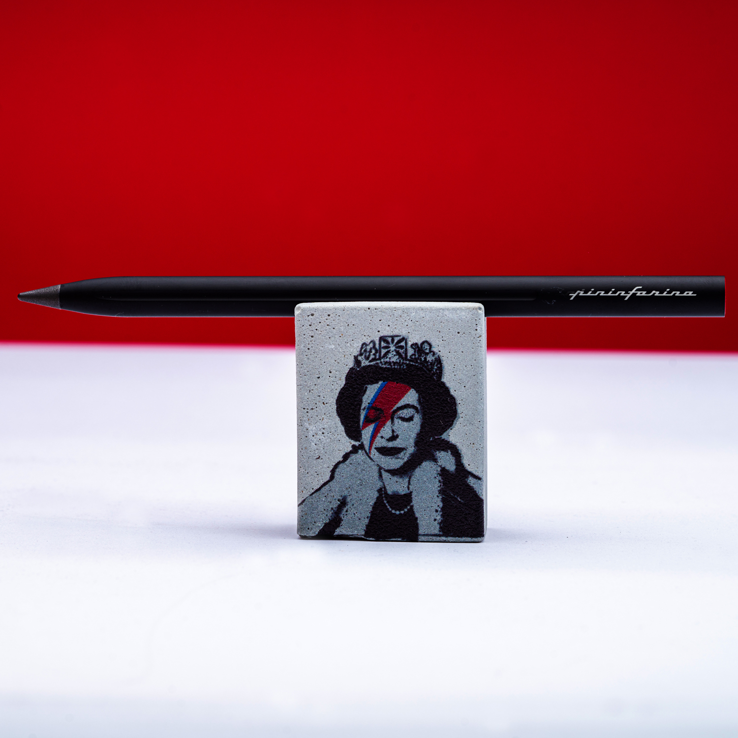Набор Pininfarina Banksy Lizzy Stardust: карандаш SMART с бетонной подставкой-4